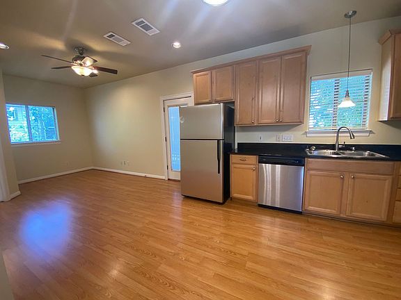 3rd image of 5502B Evans Ave