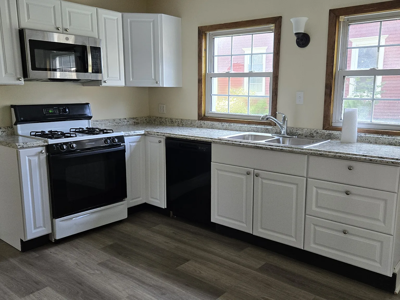 3 bed, 1410 sqft, $2,700 — Photo 2