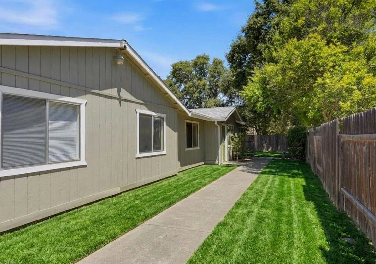 This bright and charming 3 Bedroom 2 bathroom Duplex in Sacramento with Move in special — Photo 3