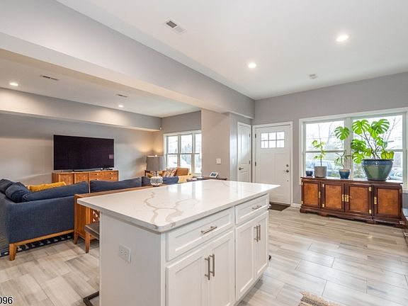 5th image of 165 Lakeside Rd