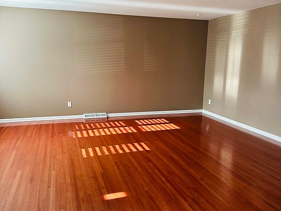 4th image of 242 N Creek Dr #1
