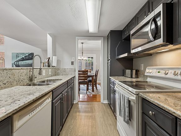 4th image of 550 E Avenue J APT A