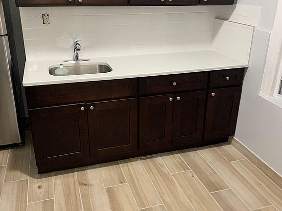 4th image of 740 Coster St #1