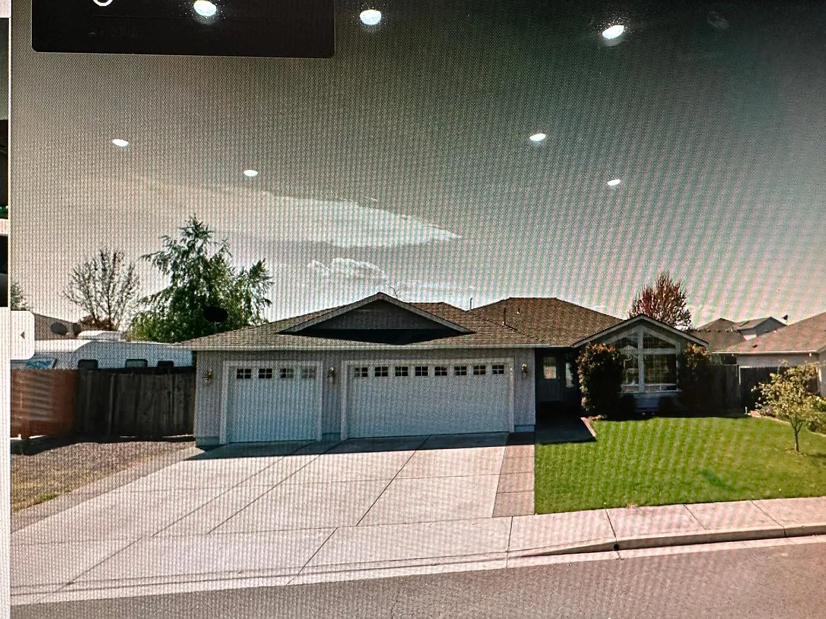 Building Photo - 2462 Saint James Way