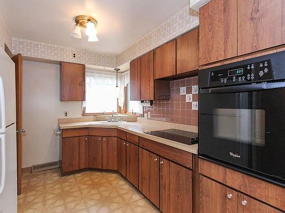 3rd image of 16694 Bardbury Ave