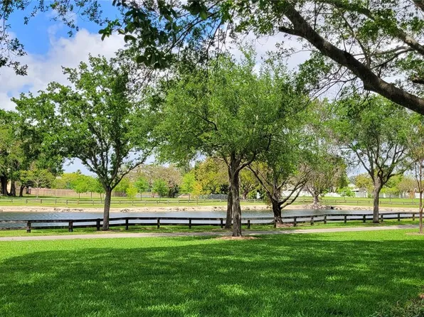 14911 SW 80th St APT 221, Miami, FL 33193