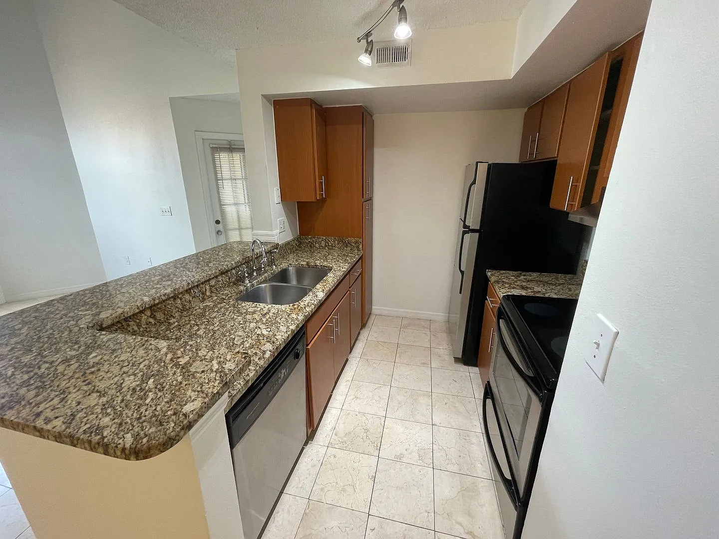 Condo Convenient To Attractions! Bella Vista Community! Available August 13th! — Photo 4