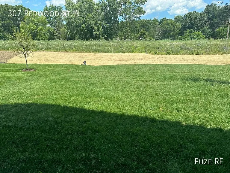307 Redwood St N — Photo 2