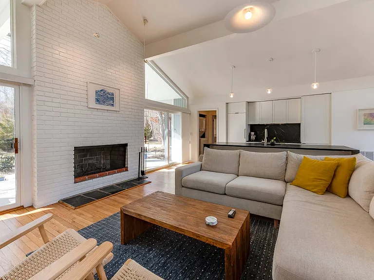 68 Springy Banks Rd — Photo 8