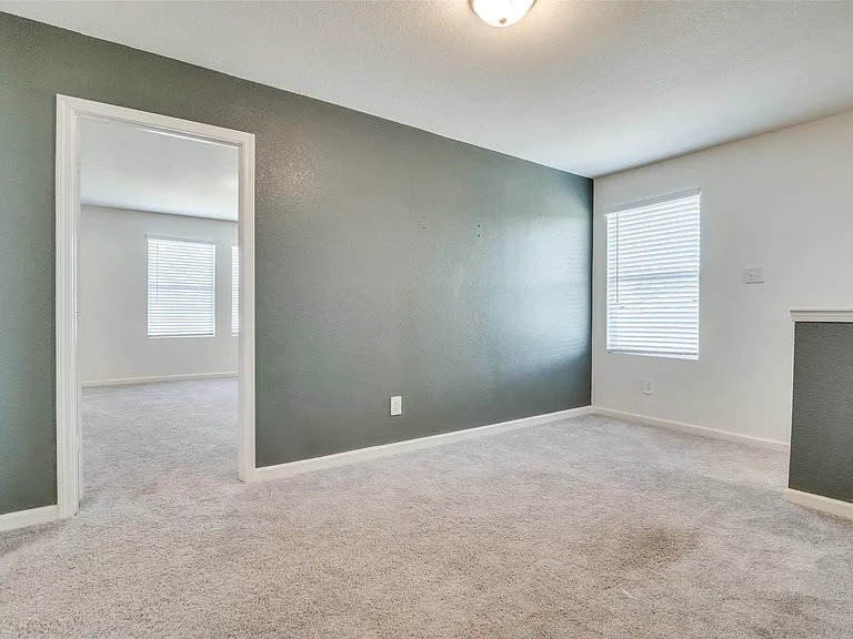 731 Yorkshire Dr — Photo 32