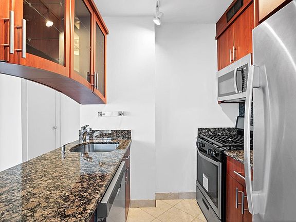 3rd image of 225 W 83rd St APT 12Z