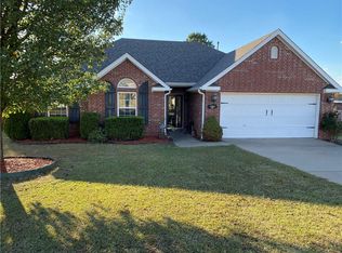 1347 N Cannondale Dr, Fayetteville, AR 72704