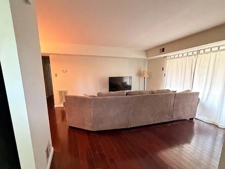 1015 Hopkins Ct — Photo 5