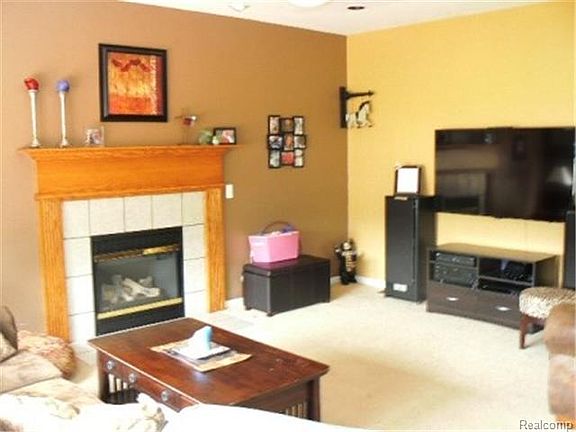 4th image of 9137 Lakewood Dr