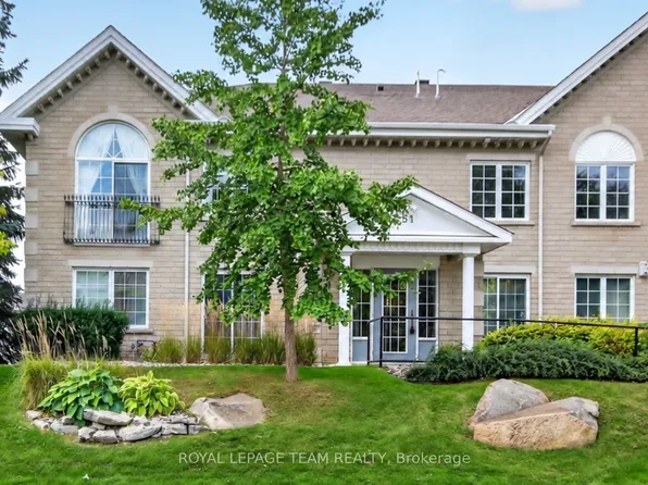 51 Robson Ct #2A, Ottawa, ON K2K 2W1