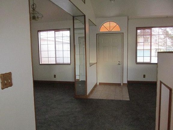 4th image of 440 Youngsdale Dr
