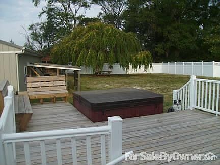 FENCED BACK YARD : DECK