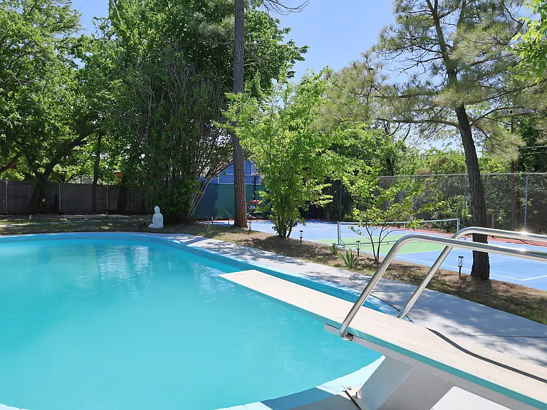 Pool diving board