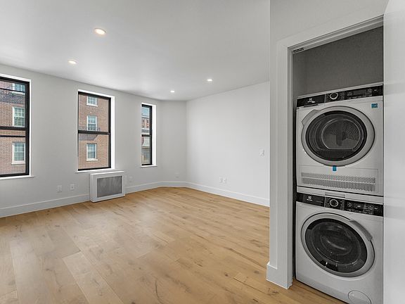 4th image of 82-86 Washington Pl W #5C