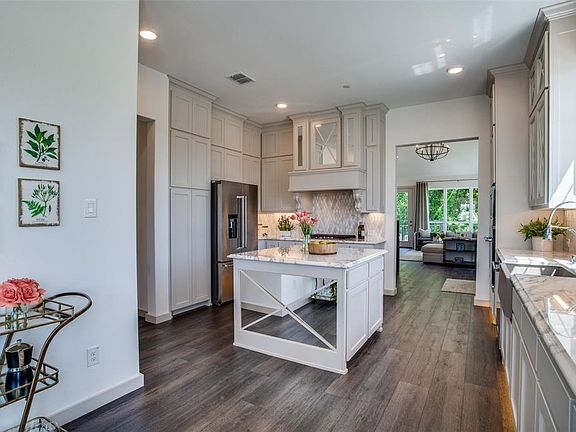 5th image of 137 Claire Dr