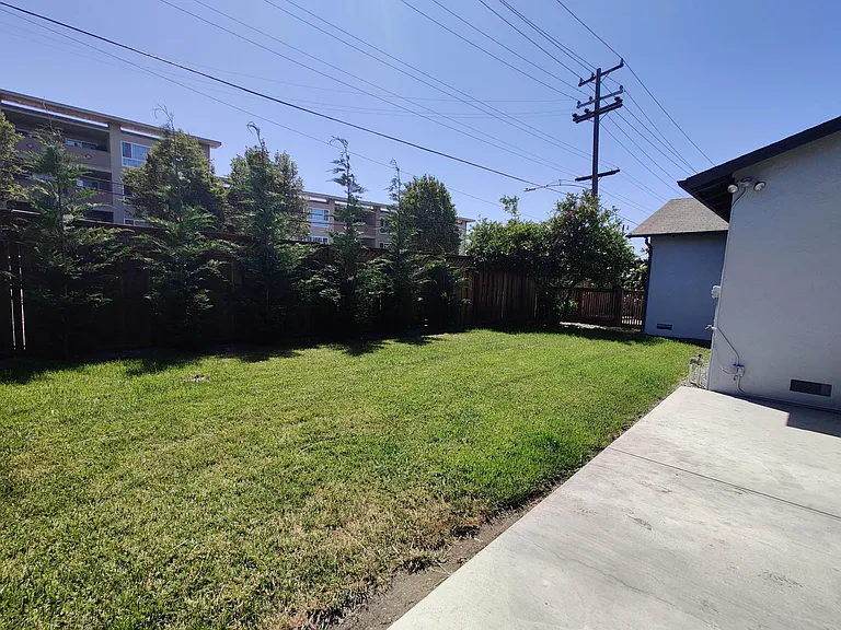 806 Carmel Ct — Photo 17