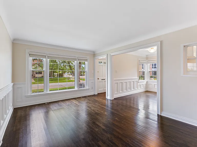 2615 Kenmore Rd — Photo 3
