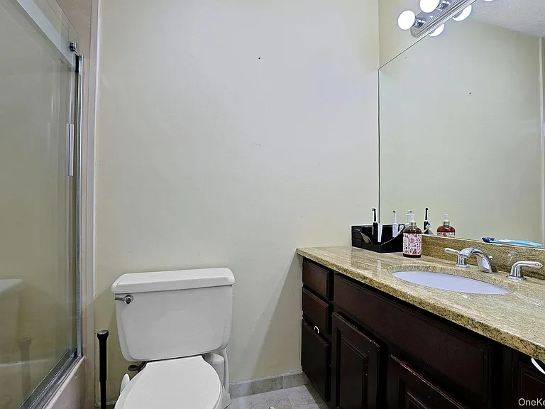 121 Coachlight Sq — Photo 16