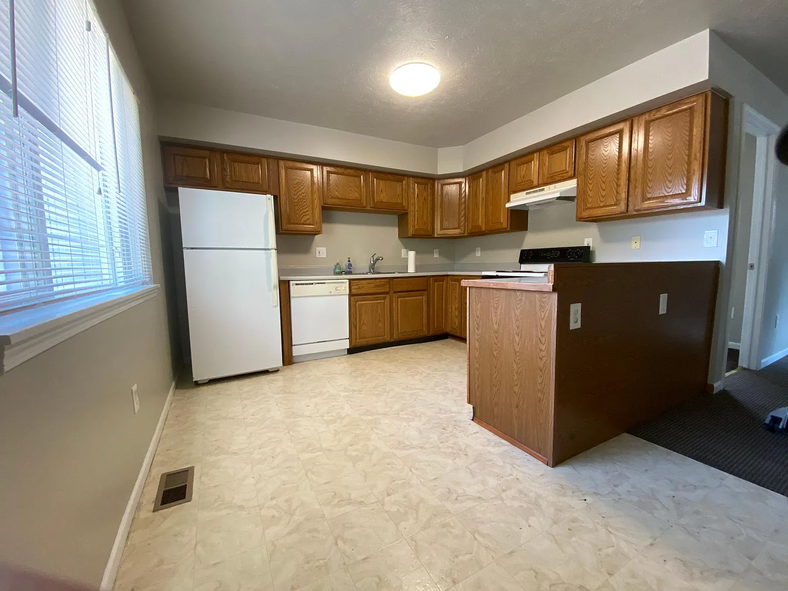 605 N Hagadorn Rd — Photo 2