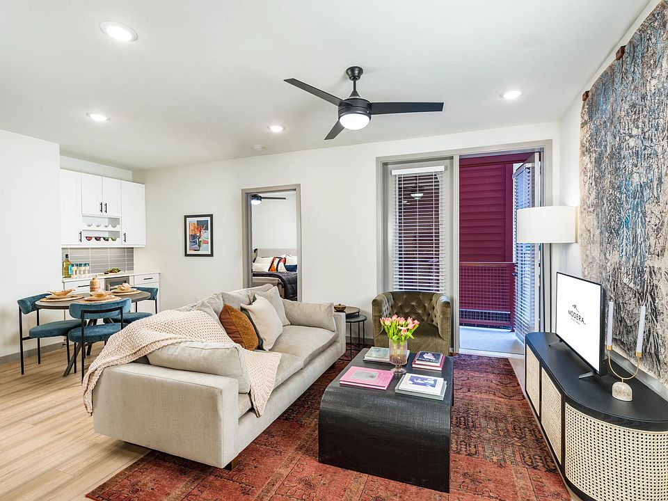 Explore studio, 1-, and 2-bedroom homes, including versatile den layouts, perfect for your lifestyle at Modera EaDo.