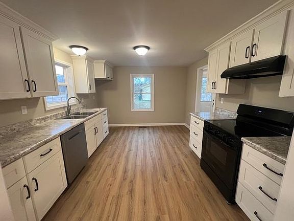4th image of 483 Maple Hill Dr