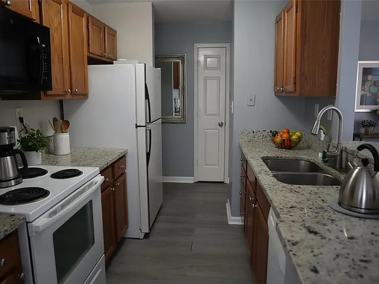 1103 Garden Ct — Photo 2