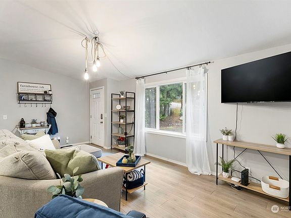 5th image of 390 NE Matthew Drive