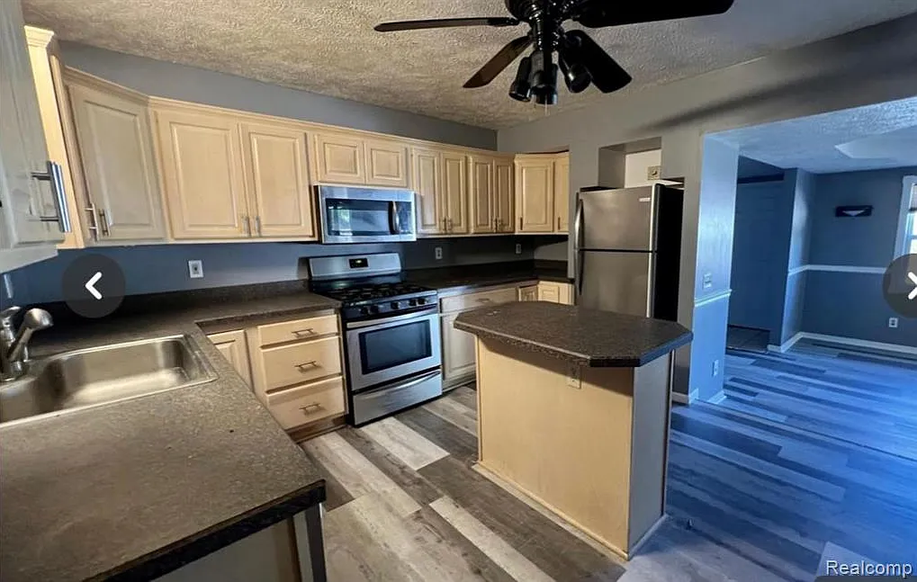 3 bed, 2099 sqft, $2,200 — Photo 3