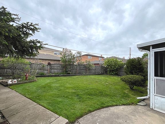 5th image of 8632 Leclaire Ave