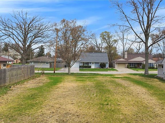 5th image of 293 Wallace Dr