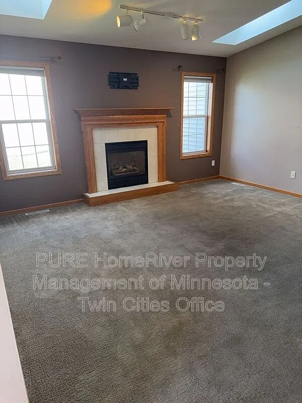 4 bed, 3.5 bath, 4000 sqft, $3,199 — Photo 3