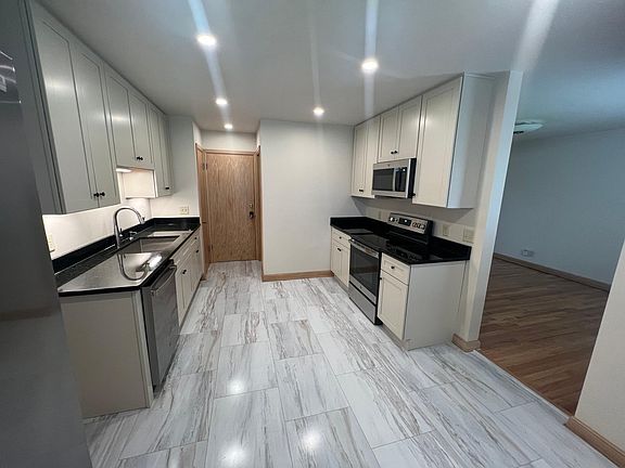 2nd image of 840 Windsor Ct