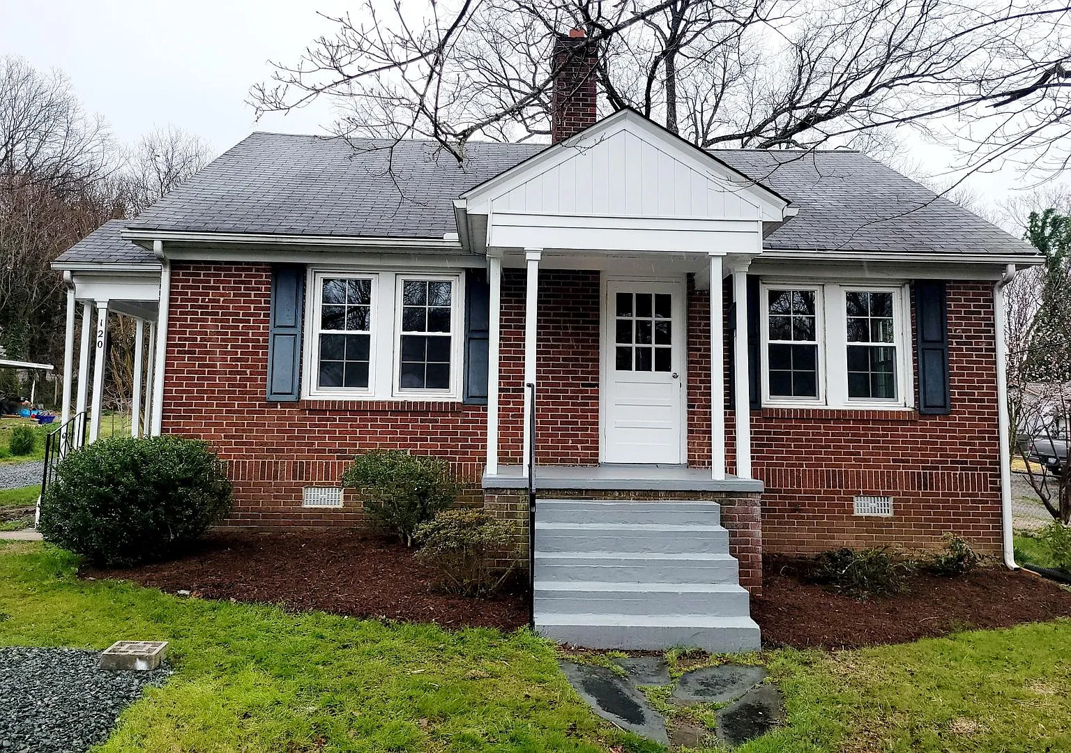 Great 2 Bed 1 Bath in Burlington! — Photo 1