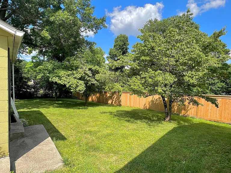323 E Lowry Ln — Photo 16