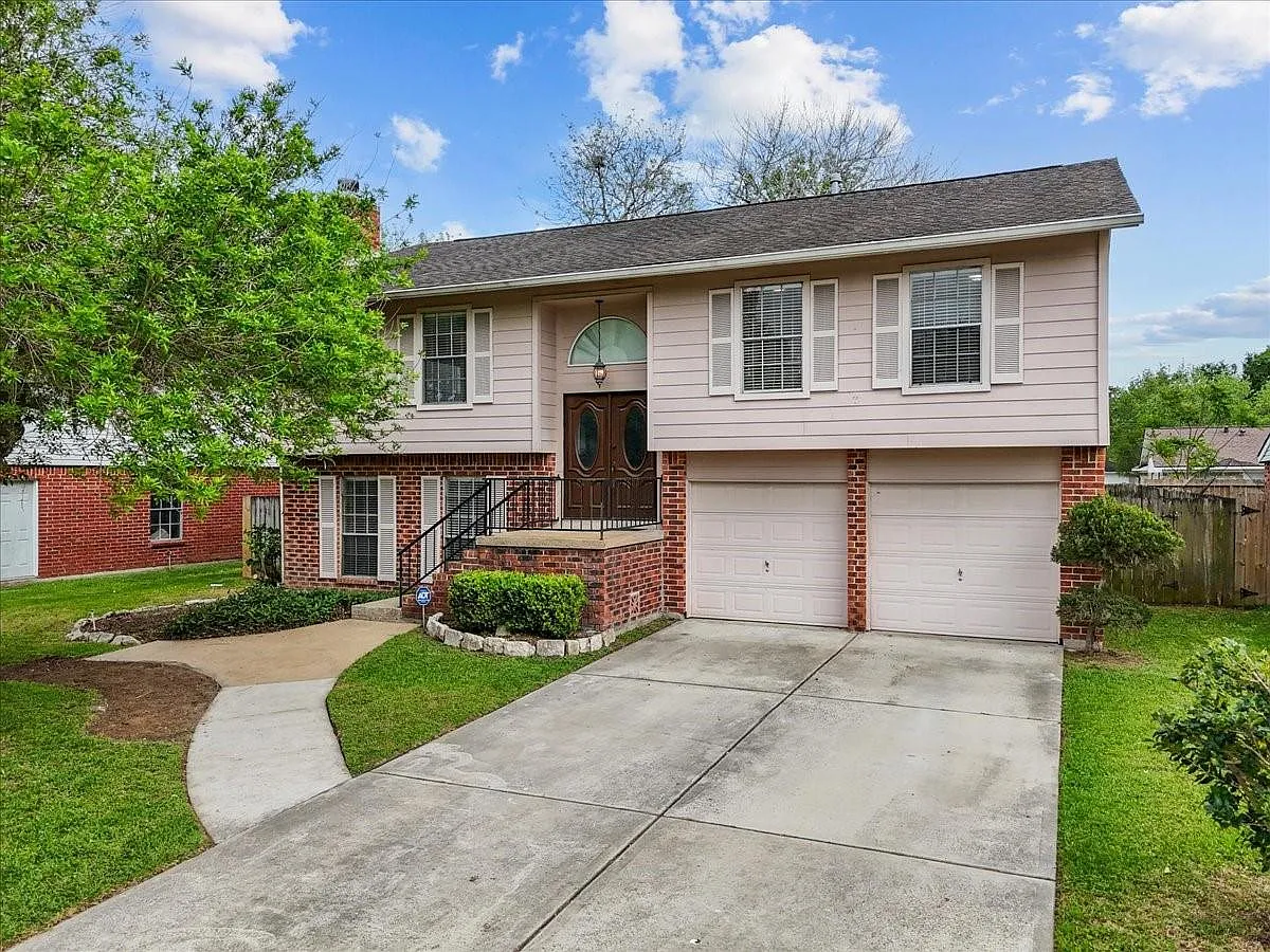 4 bed, 2.5 bath, 2068 sqft, $2,400 — Photo 3