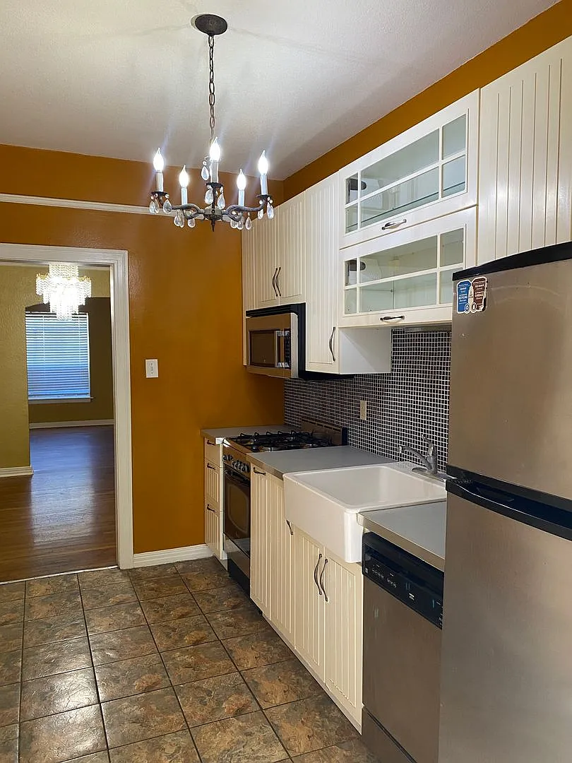 268 E Lullwood | 1-Bedroom With Den — Photo 1