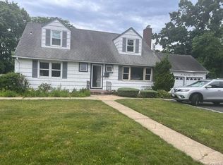 508 Secatogue Ave, Farmingdale, NY 11735