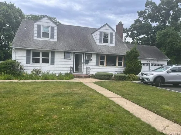 508 Secatogue Ave, Farmingdale, NY 11735