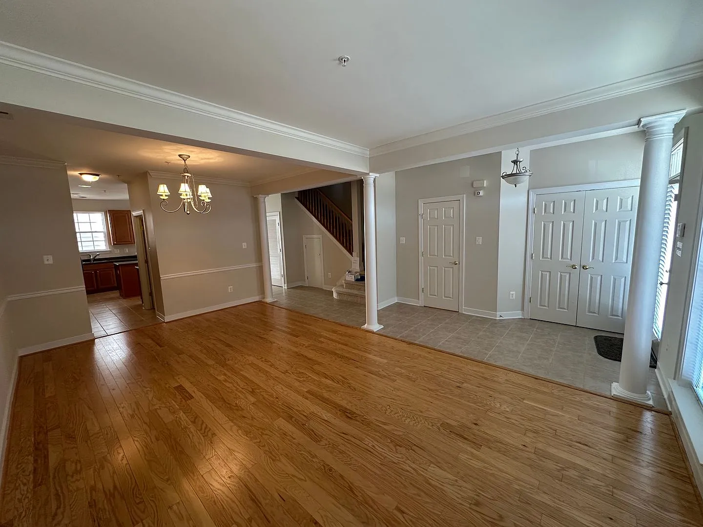 Lovely 4 bedroom townhome in Villages of Five Points — Photo 2