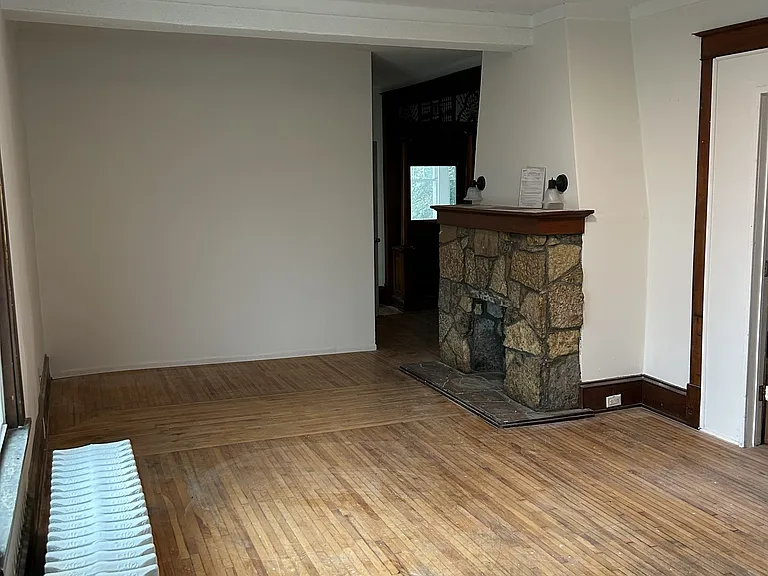 942 19th Ave NE — Photo 3