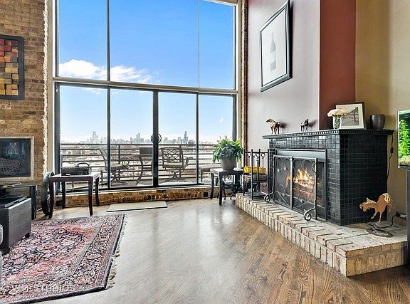 3rd image of 2614 N Clybourn Ave #405
