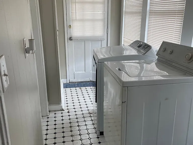 803 Main St E — Photo 8