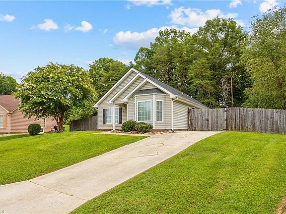 2nd image of 11 Glendale Oaks Ct