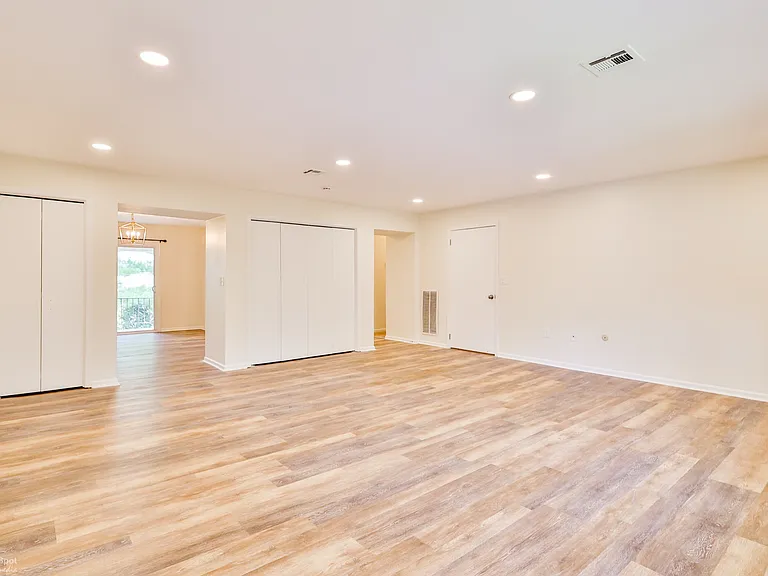 2066 Chester Rd #4 — Photo 5