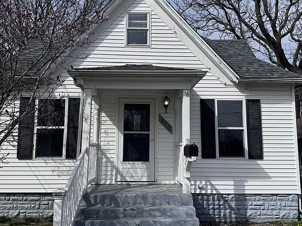 210 E Washington St, Carlinville, IL 62626